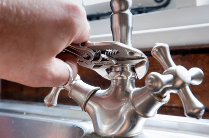 Plumber in Redwood City California tightens faucet